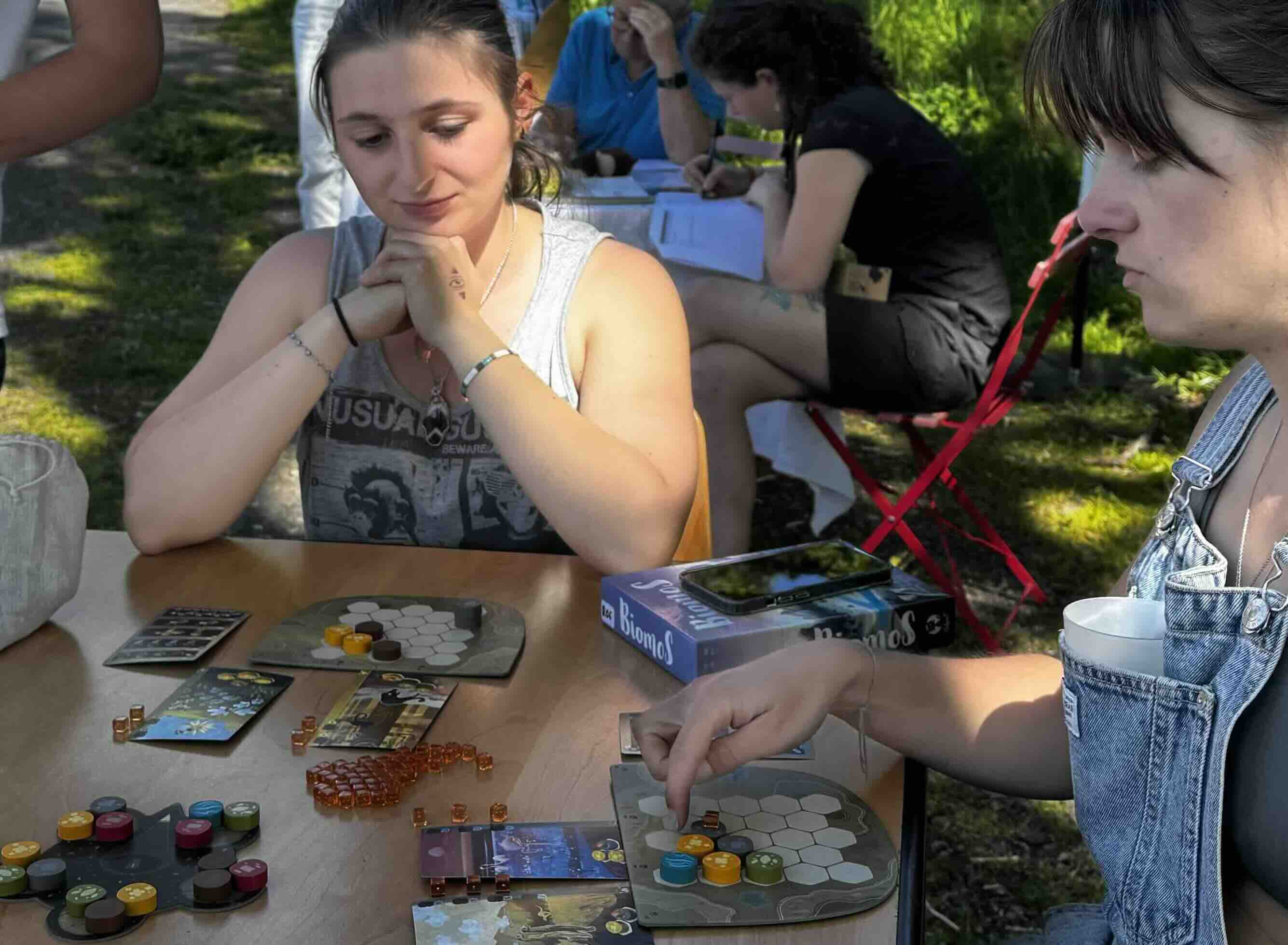 Ambiance chaleureuse lors d'une rencontre des Jeux du Plateau