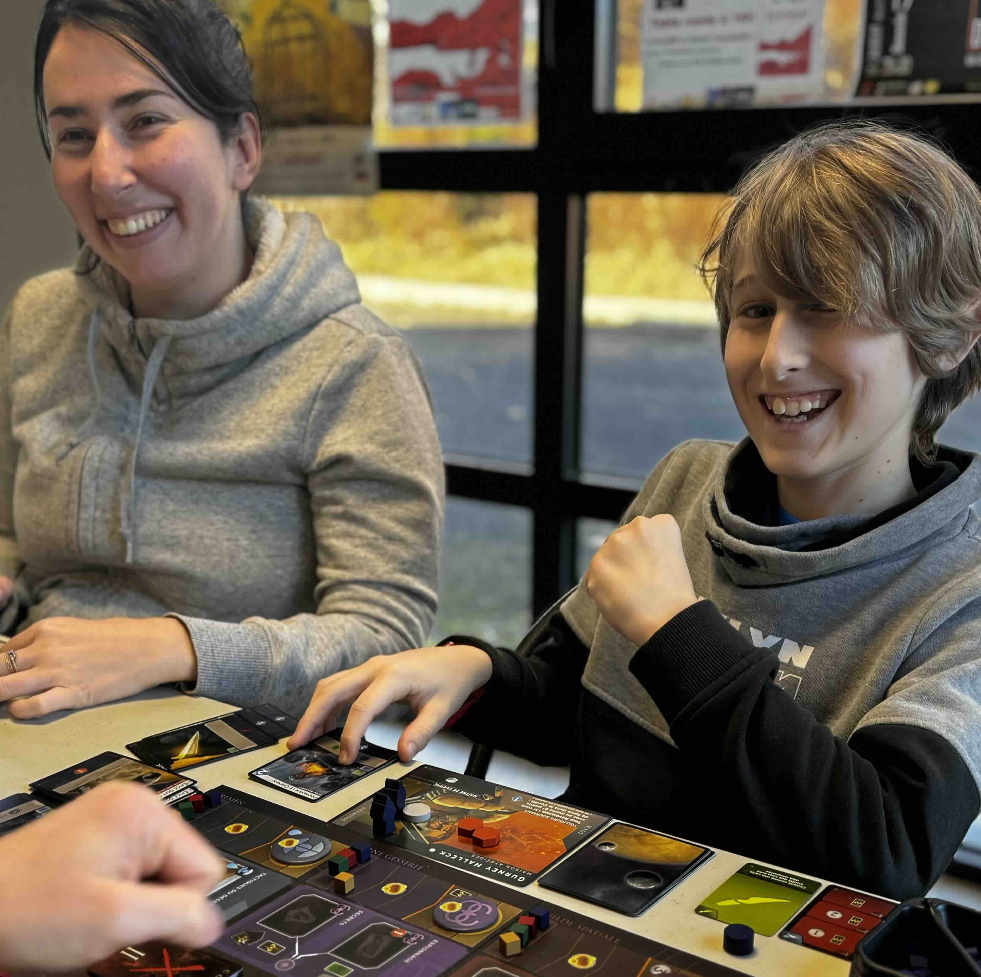 Des joueurs réunis dans une ambiance chaleureuse lors d'une rencontre des Jeux du Plateau