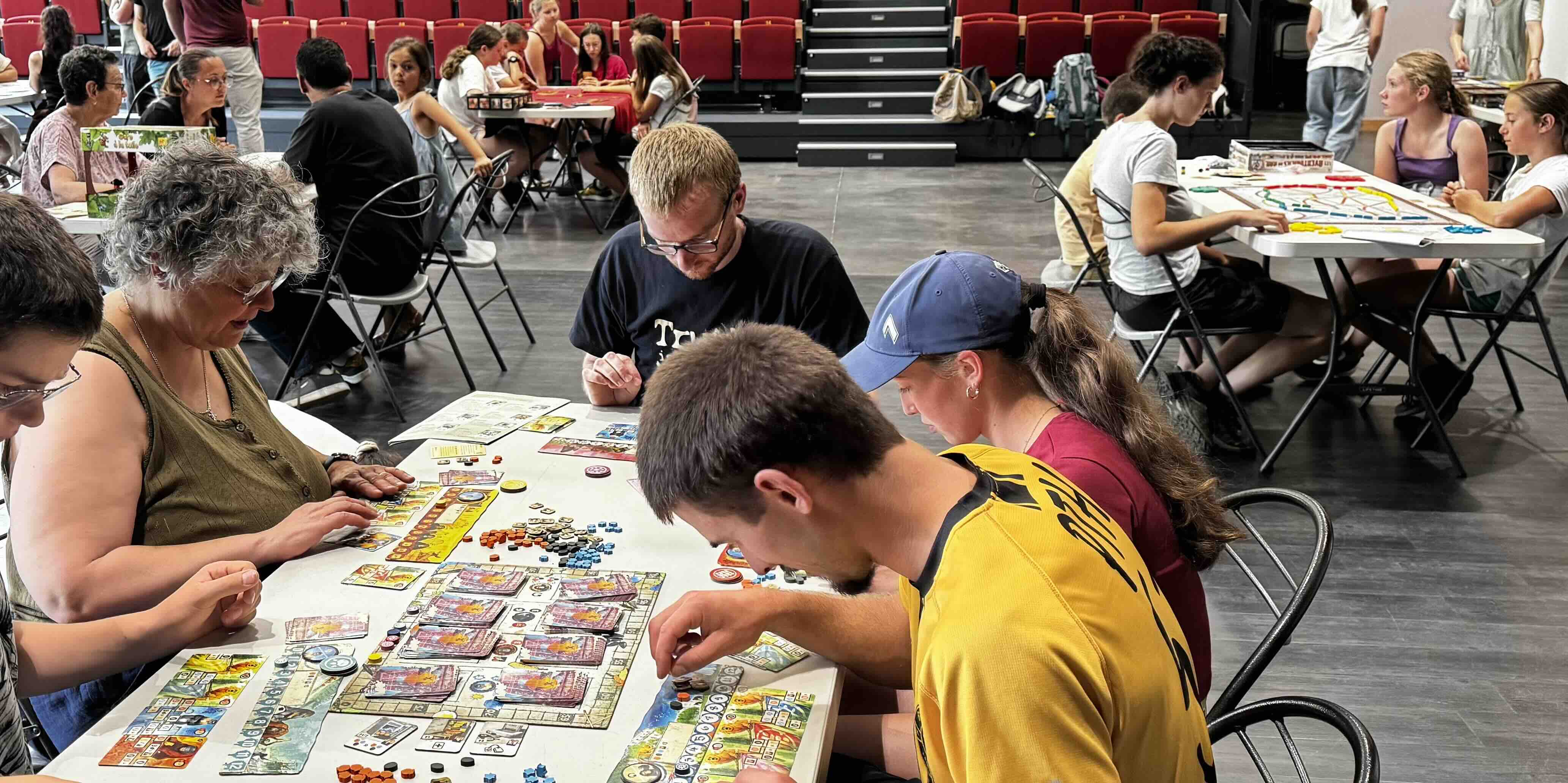 Des joueurs autour d'une table lors d'une soirée des Jeux du Plateau