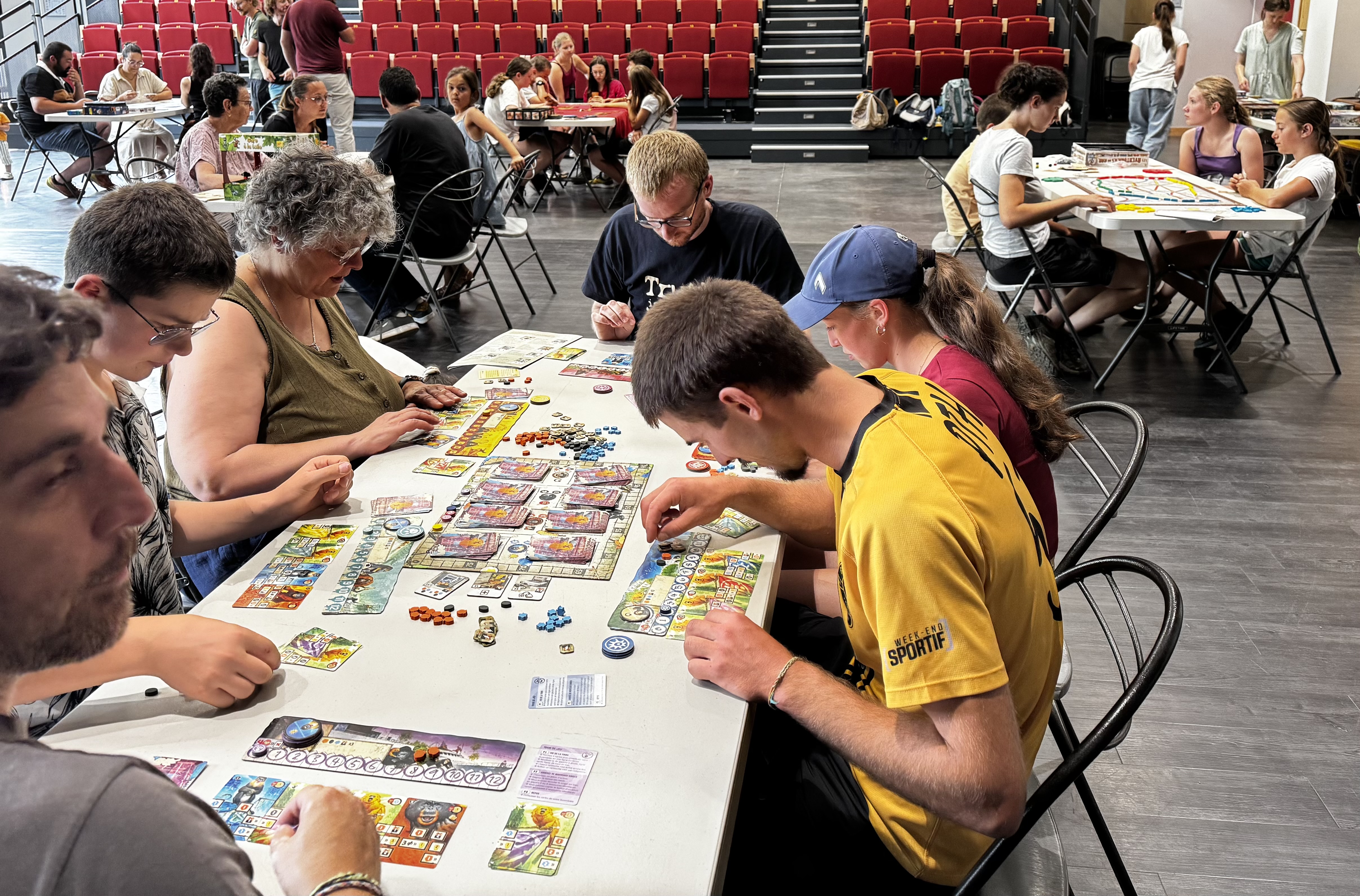 Des joueurs autour d'une table lors d'une soirée des Jeux du Plateau