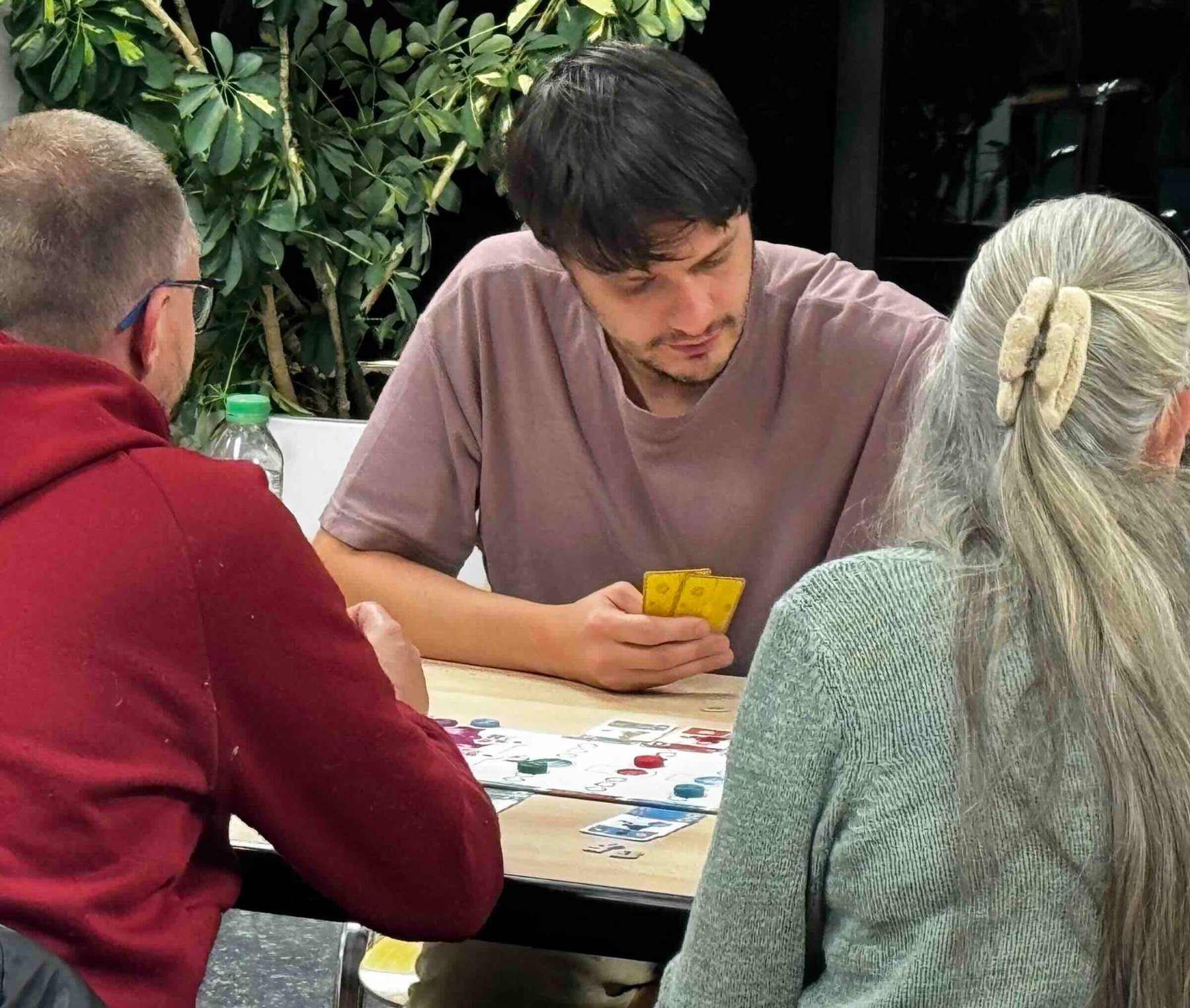 Partie de jeu de société autour d’une grande table