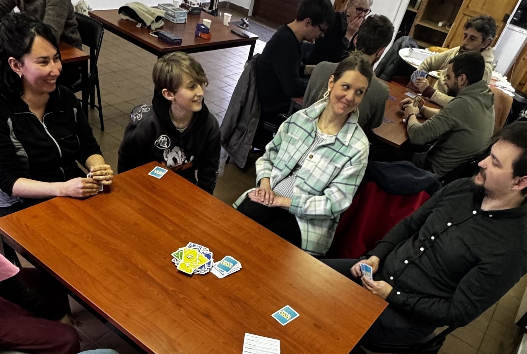 Joueuses et joueurs réunis autour d’un jeu de cartes