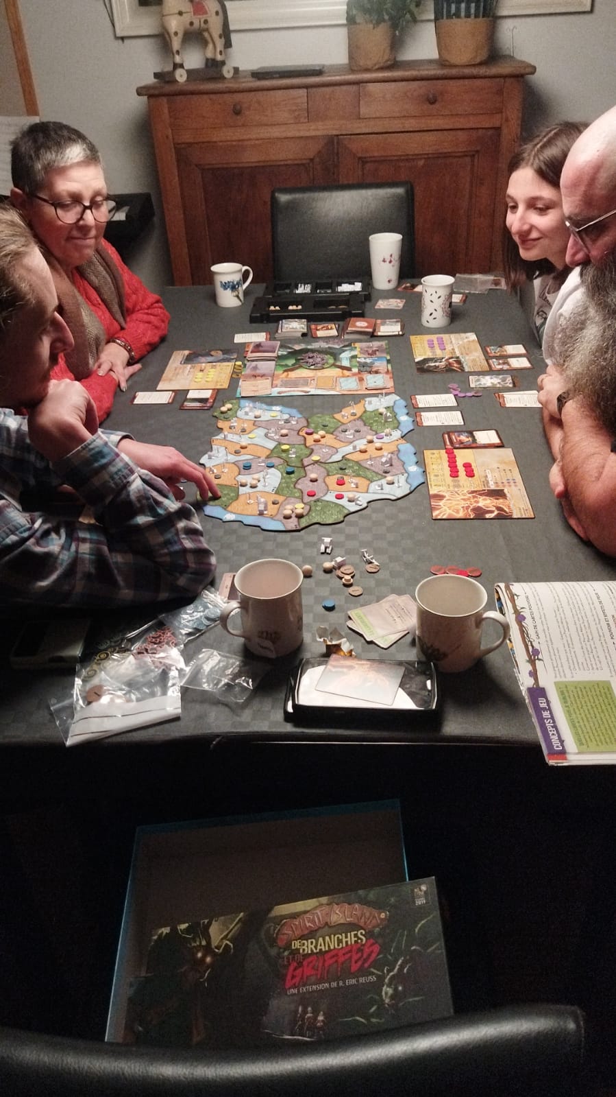 Des adhérents des Jeux du Plateau réunis autour d'une partie